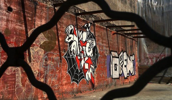Graffiti μέσα από κάγκελα στο Μοναστηράκι.