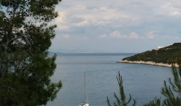 Η θέα από ταβερνάκι κοντά στα Λουτρά της ωραίας Ελένης, στην Πελοπόννησο.